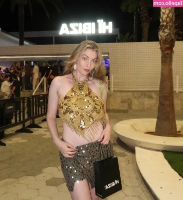 Maralin [ maralin-4 ] - I didn’t know @kinglouiesmalls would feel so good in all 3 holes,