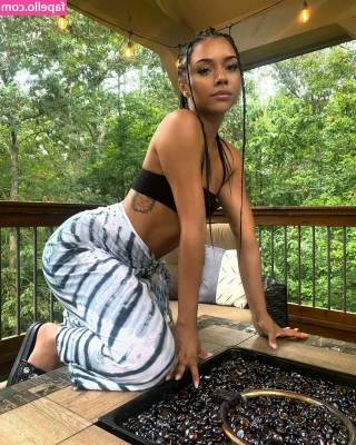 Alix Lapri [ alix-lapri ] - May I have the attention of the class...for one second