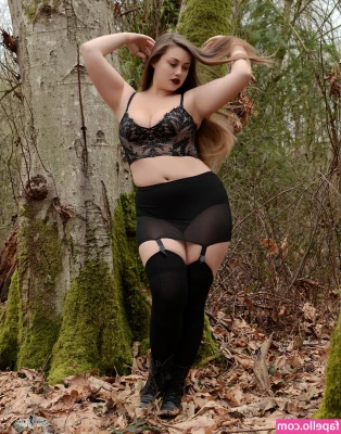 Lillias Right [ lillias-right-10 ] - Does this outfit make me look sexy