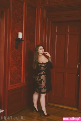 Lillias Right [ lillias-right-10 ] - Hotel mirrors are always the best