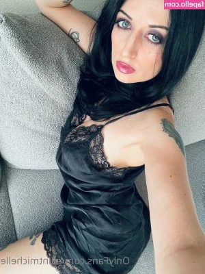 angelsforever7777 - Who wants to come sesh with me ;)?