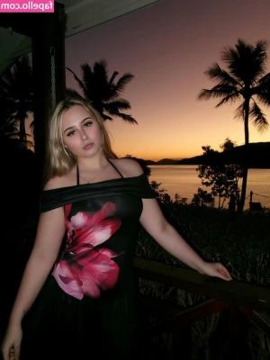 Tahalia Roe [ tahalia-roe ] - On my knees for you! Tip this post if you love my tits 🙈