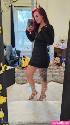 Queenb004 - D@ddy says I have a soft pretty little pussy. 😽 Would you pet it?
