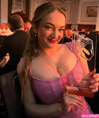 Isabelle Smith (Hollyoaks) [ isabelle-smith-hollyoaks ] - Shake your buttocks while showing your asshole.