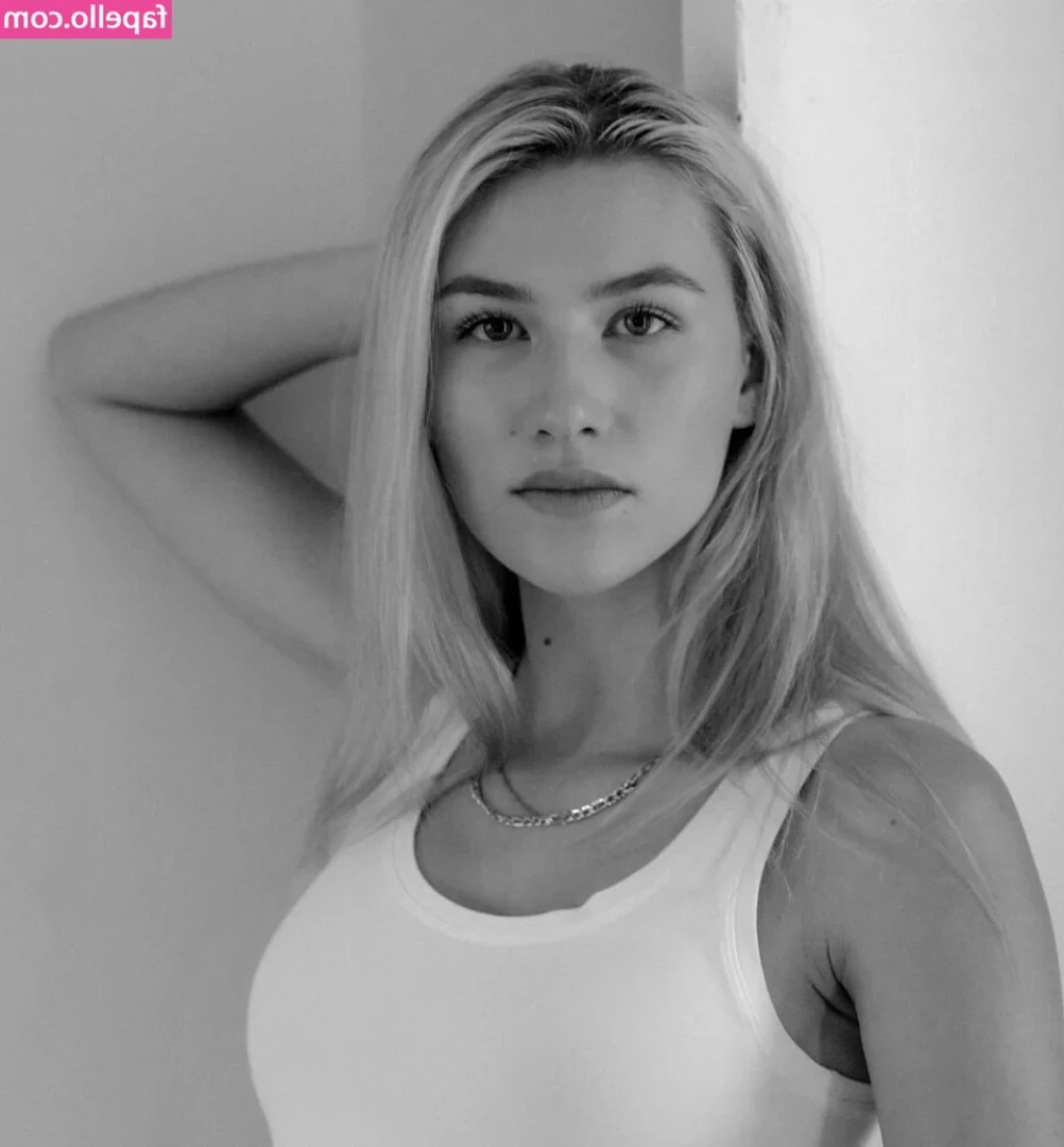 Sofia Hublitz [ sofia-hublitz ] - Say good morning to my glorious boobs😜⛅