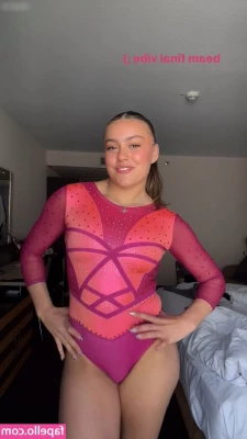 Emma Malewski [ emma-malewski ] - The struggle is real with these leggings 🥵