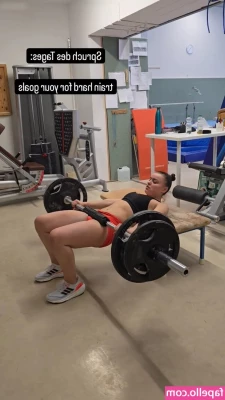 Emma Malewski [ emma-malewski ] - A little Pilates this morning