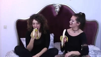 Leila Lowfire [ leila-lowfire ] - Shizuku Tan   My dress up darling Me encantó animar la pasarela