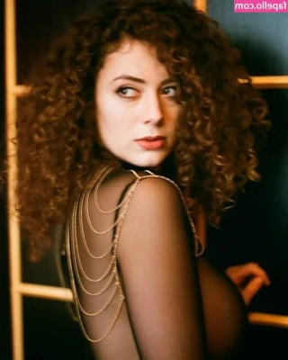 Leila Lowfire [ leila-lowfire ] - Nothing but sexy lingerie when I'm on set!!