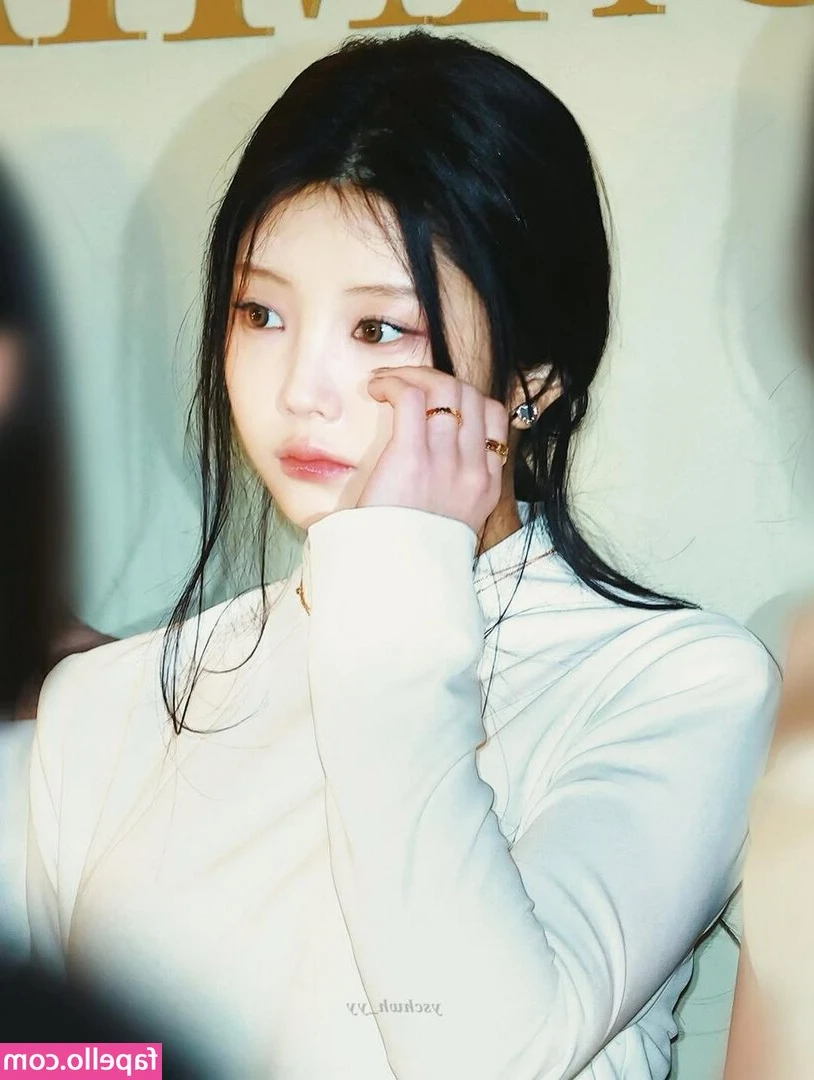 Wonhee - The anal area is shown in an embarrassing position.