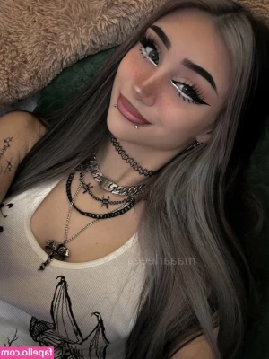 maaarleeea [ maaarleeea-1 ] - If I said come hangout and you showed up to me on the couch like this