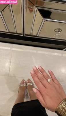 sonjamhd - Sneaking pictures of my pussy at work  can you keep a secret