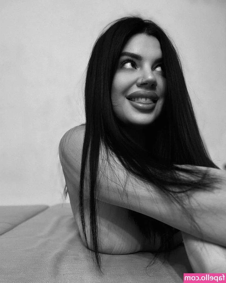 vvv.k_s [ vvv-k-s ] - Fuuuuck 🤤 My cock is leaking so much pre cum.. I wish you were
