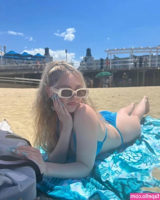 mia.pitt_ [ mia-pitt ] - On Mondays I wake up with a nice big stretch! How do you start your