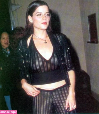 Neve Campbell [ neve-campbell ] - Me encanta que me cojan de perrito 🤤 te gustaría darme por mi