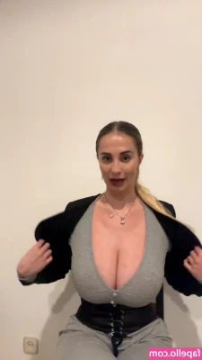 Maria Arreghini [ maria-arreghini ] - Let’s get ready for the Super Bowl with your favorite tight end 🏉