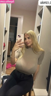 Maria Arreghini [ maria-arreghini ] - With red lights, I look like a naughty girl 😏