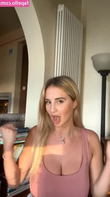 Maria Arreghini [ maria-arreghini ] - Having some fun outside