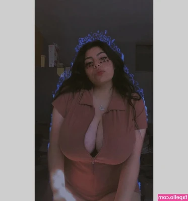 lauraroman_01 [ lauraroman-01 ] - vid Hotel room upgrade—it never hurts to ask if you’re Me ;)