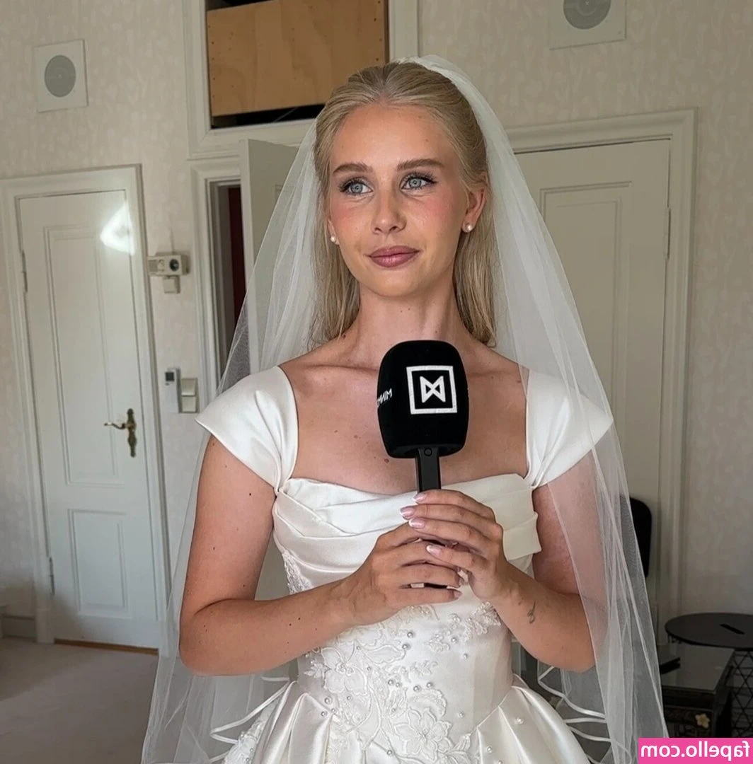 Amalie Snøløs [ amalie-snls ] - If you see me on the beach flashing my titties, you can watch ◡̈