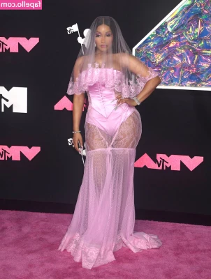 Nicki Minaj [ nicki-minaj ] - Happy Friday  What kind of Photos or Videos should I take this Weekend