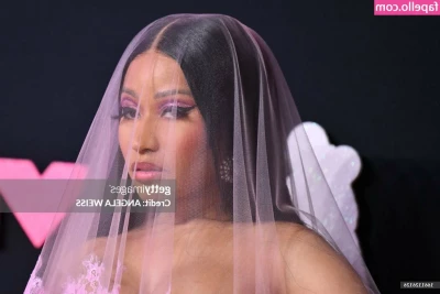 Nicki Minaj [ nicki-minaj ] - I m back   I have been studying   U can watch me study while i ignore