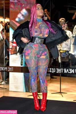 Nicki Minaj [ nicki-minaj ] - Bouncing on my new toy  giving super sloppy head deepthroating my 8