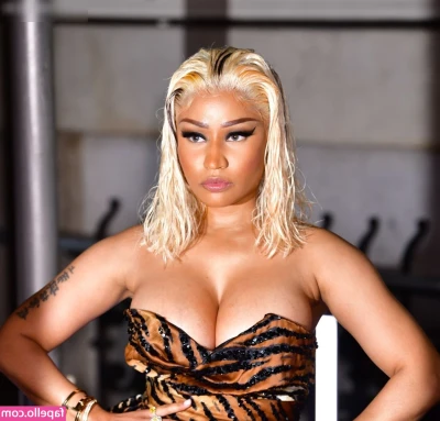 Nicki Minaj [ nicki-minaj ] - I went live for about 20 mins, definitely gonna start going live