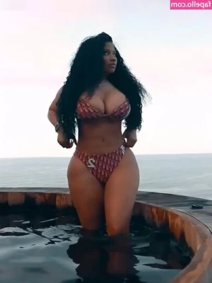 Nicki Minaj [ nicki-minaj ] - The carpets do not match the drapes hehehe