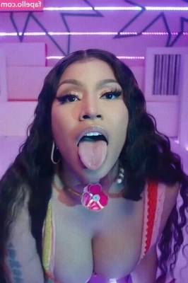 Nicki Minaj [ nicki-minaj ] - Dm for the panties give away to top tipper from the recent live