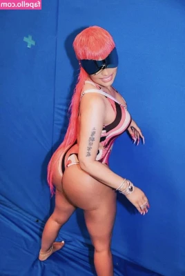 Nicki Minaj [ nicki-minaj ] - Oneee more day ✈️ are y’all ready?