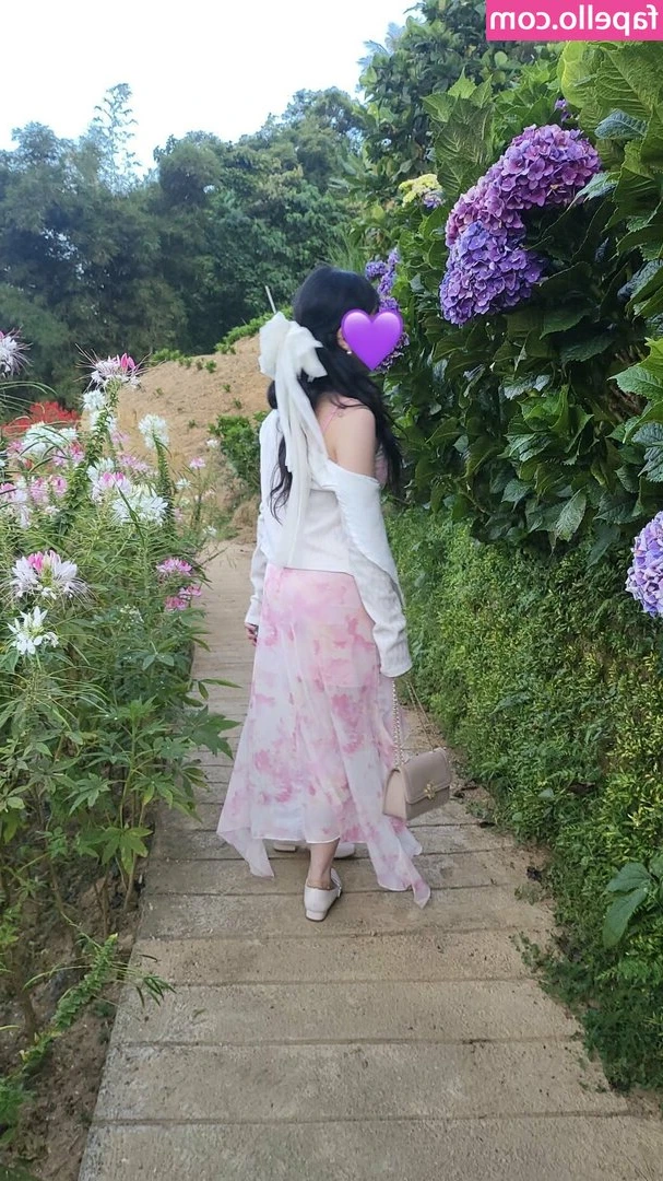 Aerylla Va [ aerylla-va ] - Hello ❤️ Tip me 50$ for a full naked video while sunbathing ☀️