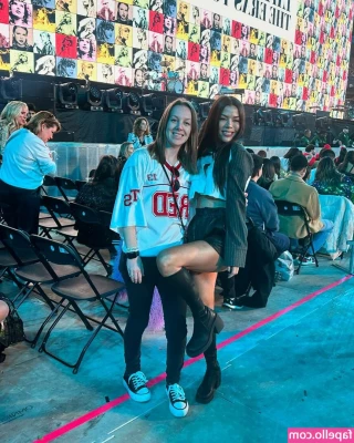 Jackie Redmond [ jackie-redmond ] - Whose going to help me put on sunscreen