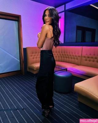 Jackie Redmond [ jackie-redmond ] - Mine is a timeless beauty