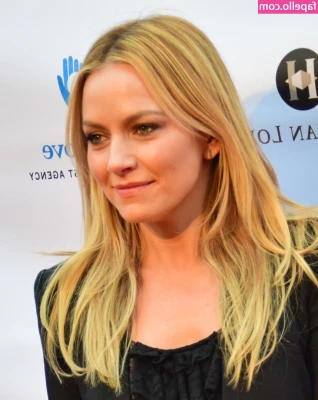 Becki Newton [ becki-newton ] - BACK-SHOTS 😈