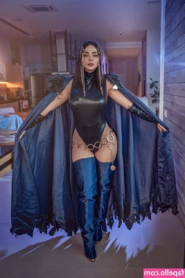 Nyvi Estephan [ nyvi-estephan-1 ] - Treppenstufen in Plateau-Overknees