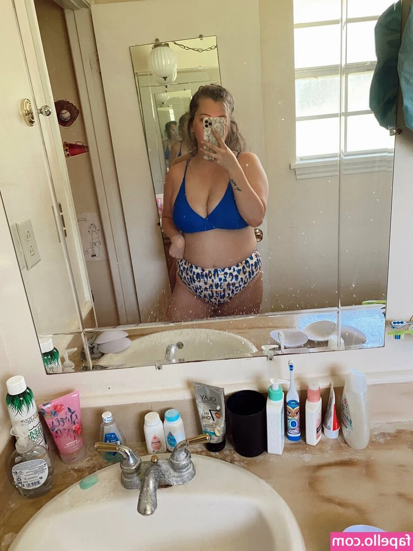 kaseymariesulll - @alphamalexxl likes playing with my tits ;) Would you play with them