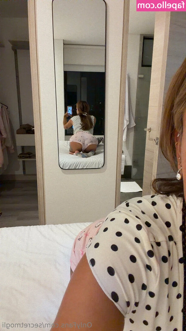 happymogli [ happymogli-1 ] - Bend me over? 🍑