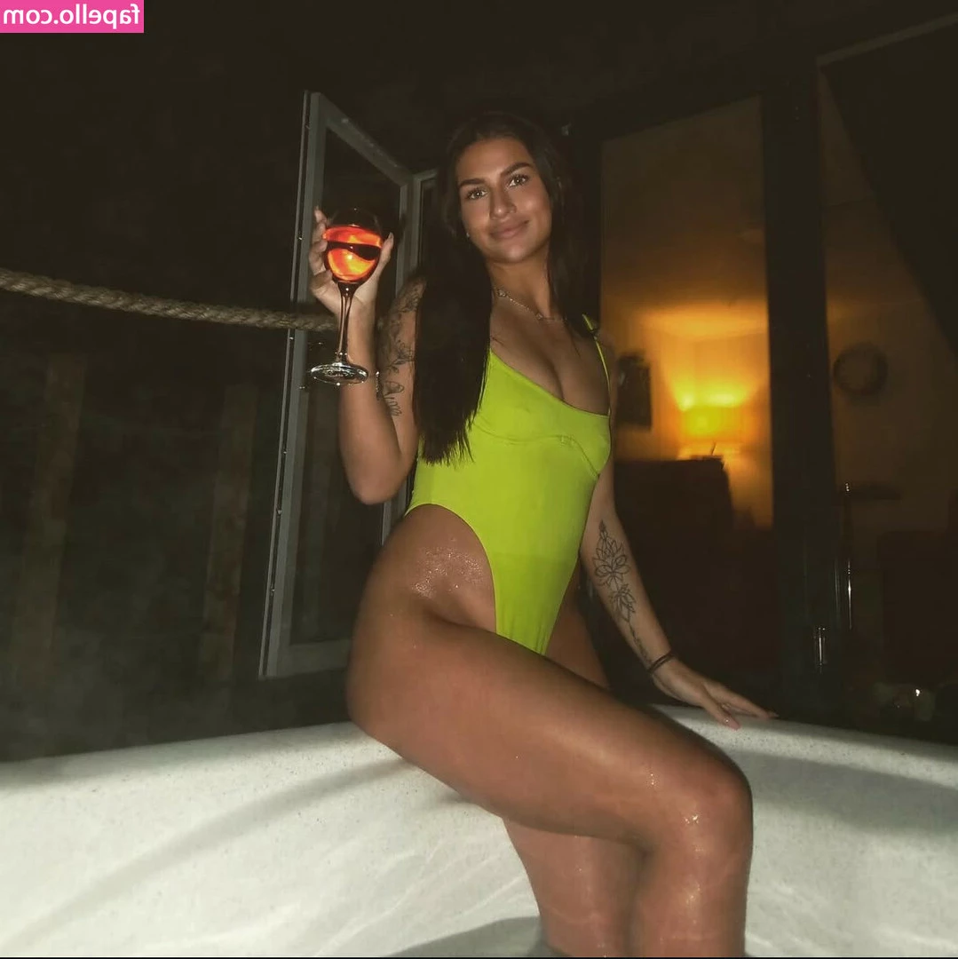 Shawnie Leslie [ shawnie-leslie ] - Do you like my socks bbe