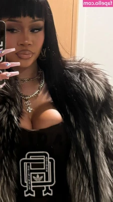 Saweetie - Mas que flex     sexy   body  shape