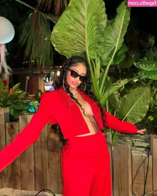 Saweetie - Same beach, same sea, different years and always naked
