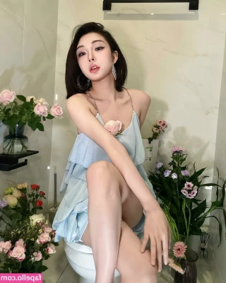 Ivy Ai.lin20_ [ ivy-ai-lin20 ] - Juli and I are at the beach for a couple of days! what would like to