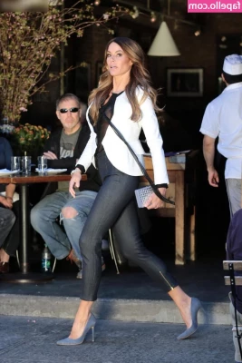 Kelly Bensimon [ kelly-bensimon ] - Come lick