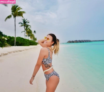 Dagi Bee [ dagi-bee ] - Pole dance