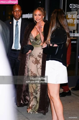 Jennifer Lopez [ jennifer-lopez ] - Oops, Roxie was feeling herself and took too many photos again 🙃