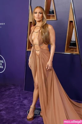 Jennifer Lopez [ jennifer-lopez ] - Happy hump day morning 🍑