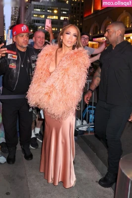 Jennifer Lopez [ jennifer-lopez ] - Who wants me to sit on their face