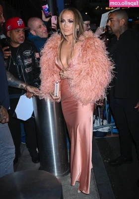 Jennifer Lopez [ jennifer-lopez ] - Juicy juicy and pink! 💦 ——>> swipe —>>