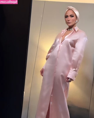 Jennifer Lopez [ jennifer-lopez ] - First stop!