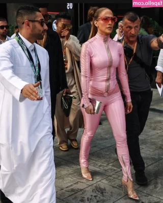 Jennifer Lopez [ jennifer-lopez ] - 10AM  I ll be in the chatroom youtu be aI3yy4l_YtI   11AM December